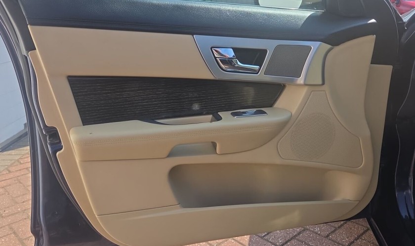 Jaguar XF 2.2d Luxury Auto 4dr