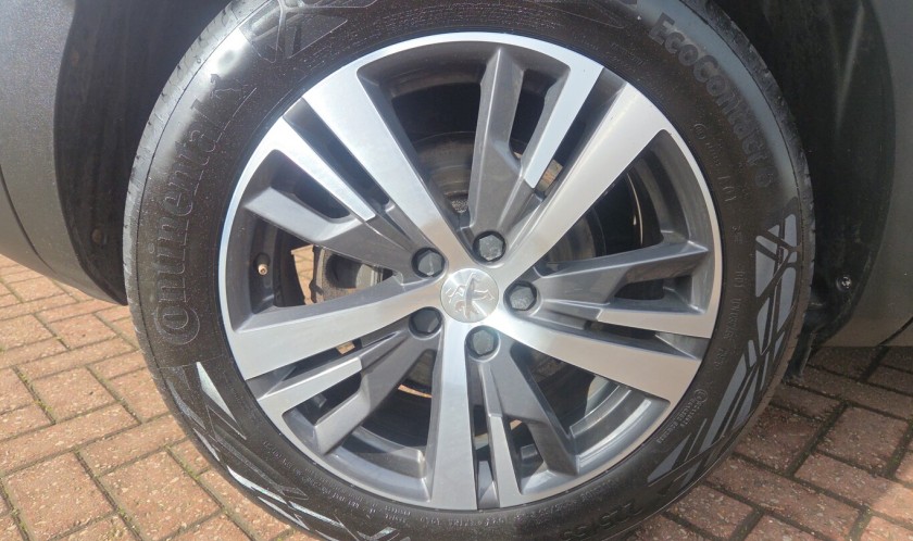 Peugeot 3008 1.5 BlueHDi Allure Premium + EAT 5dr